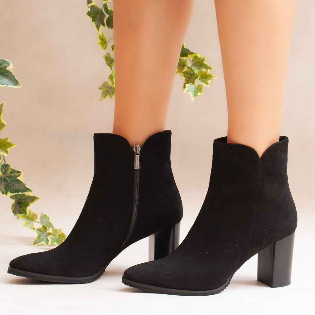 Stivaletto Nero Scamosciato con Tacco Grosso Elegante