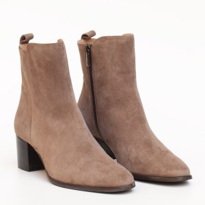 Stivaletto Cervone in camoscio tortora con tacco medio a blocco, cerniera laterale, made in Italy.