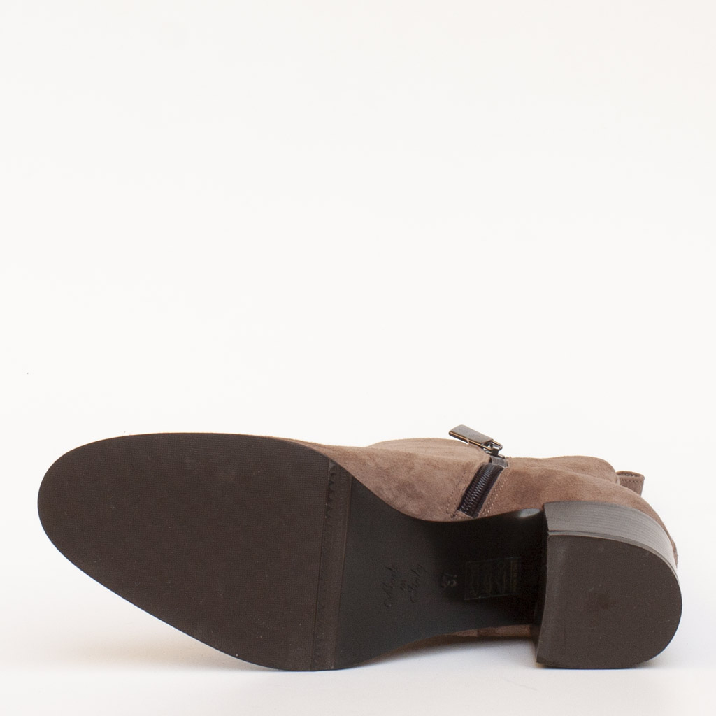 Stivaletto Cervone in camoscio tortora con tacco medio a blocco, cerniera laterale, made in Italy.