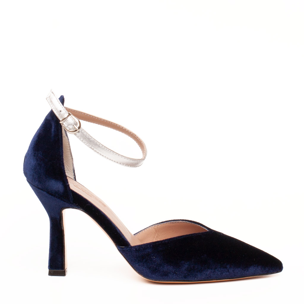 scarpa elegante in velluto blu con cinturino argento e tacco a trapezio alto 9 cm di Silvia Narese