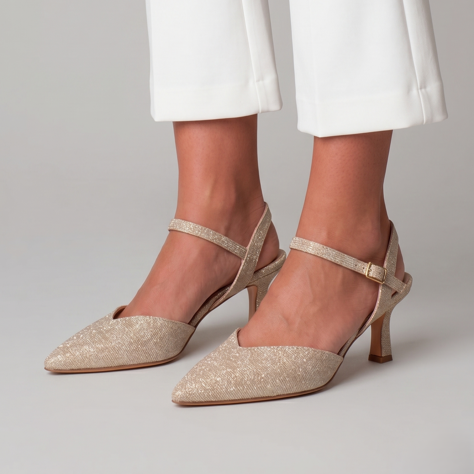 Scarpe platino aperte dietro: eleganza e comfort da cerimonia