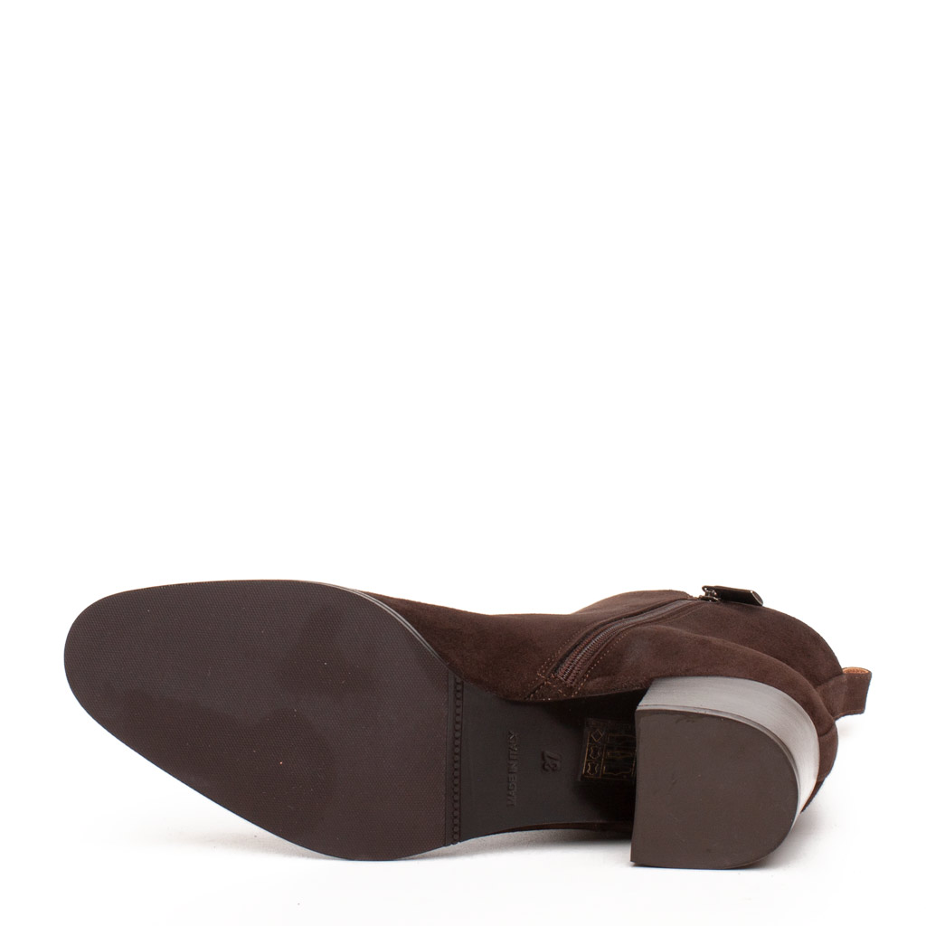 Stivaletti donna Cervone in camoscio marrone scuro con tacco medio e zip laterale.