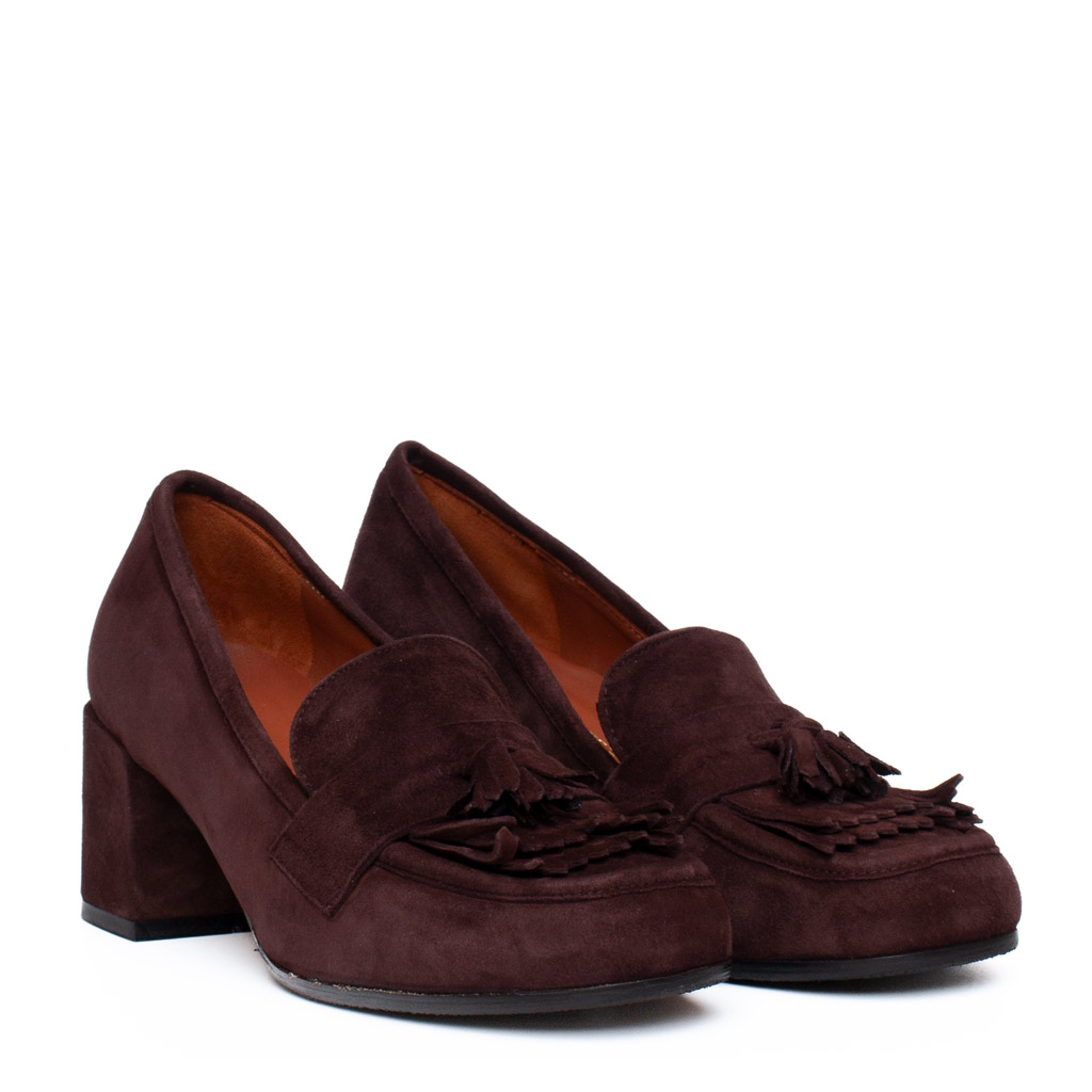 medium-heeled moccasin with a wide heel, in brown suede, with fringes and tassels