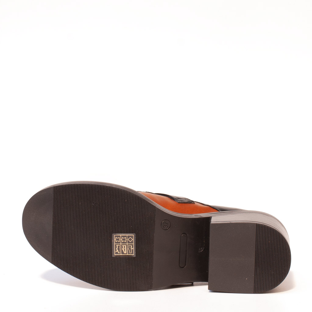 mocassini da donna in pelle beige, marrone e nero con fibbia metallica e tacco medio