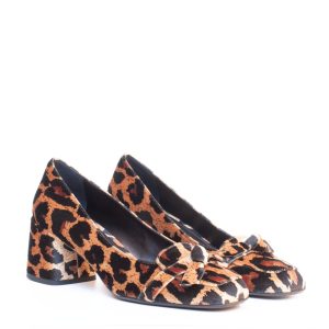 décolleté, mocassino donna con stampa leopardata marrone e nera, fiocco decorativo sulla punta e tacco medio quadrato