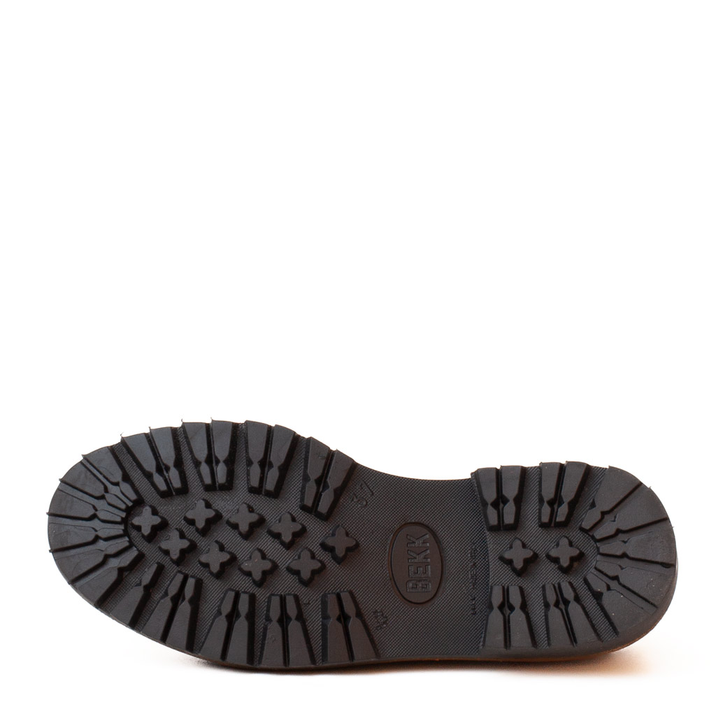 scarpa allacciata da donna in camoscio marrone con carrarmato