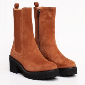 Stivaletto-cognac-con-tacco-medio-e-platform-in-gomma-di-Cervone-