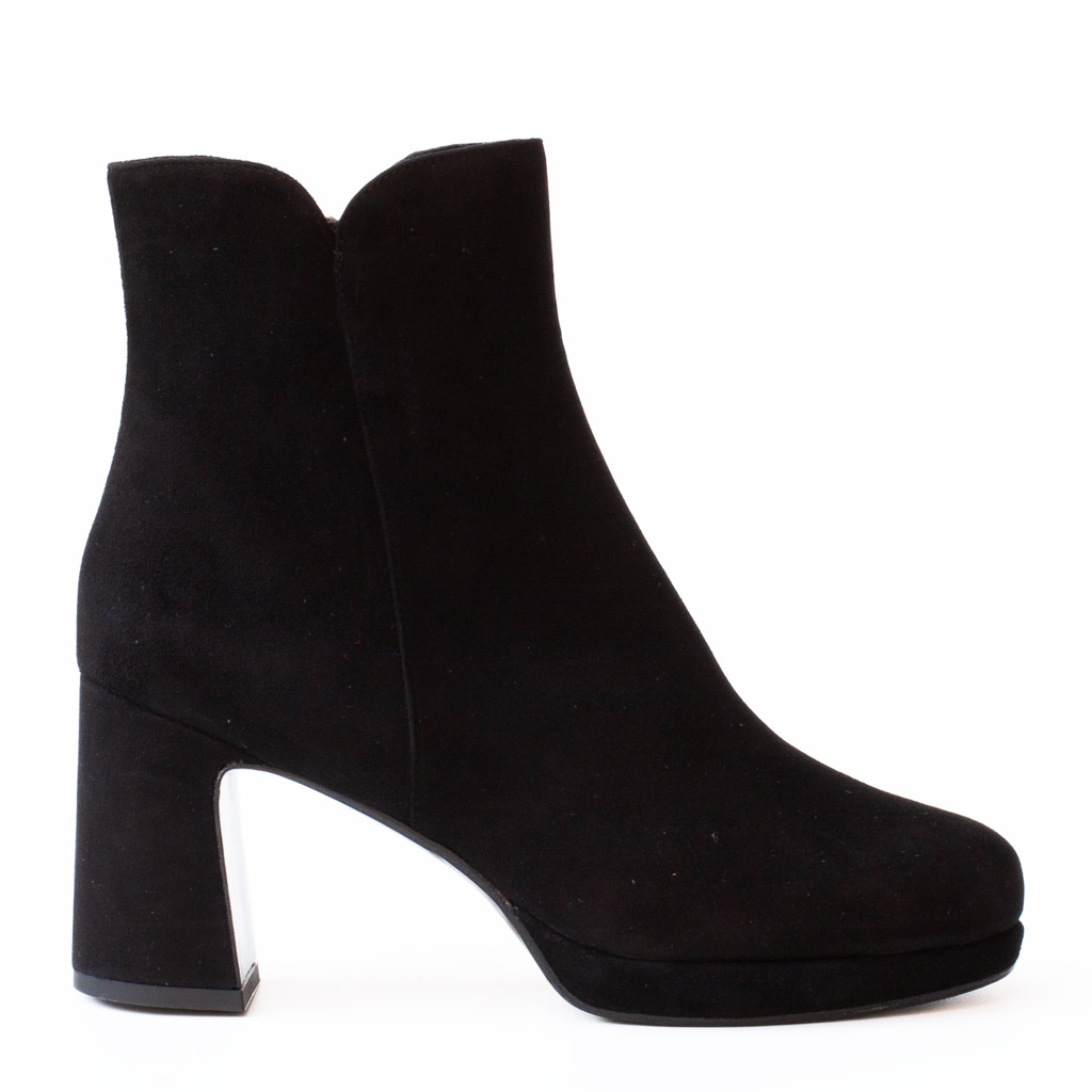 stivaletto elegante in camoscio nero con platform di Cervone