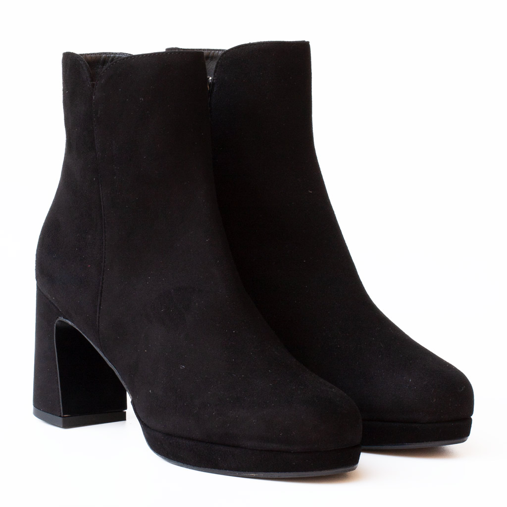 stivaletto elegante in camoscio nero con platform di Cervone