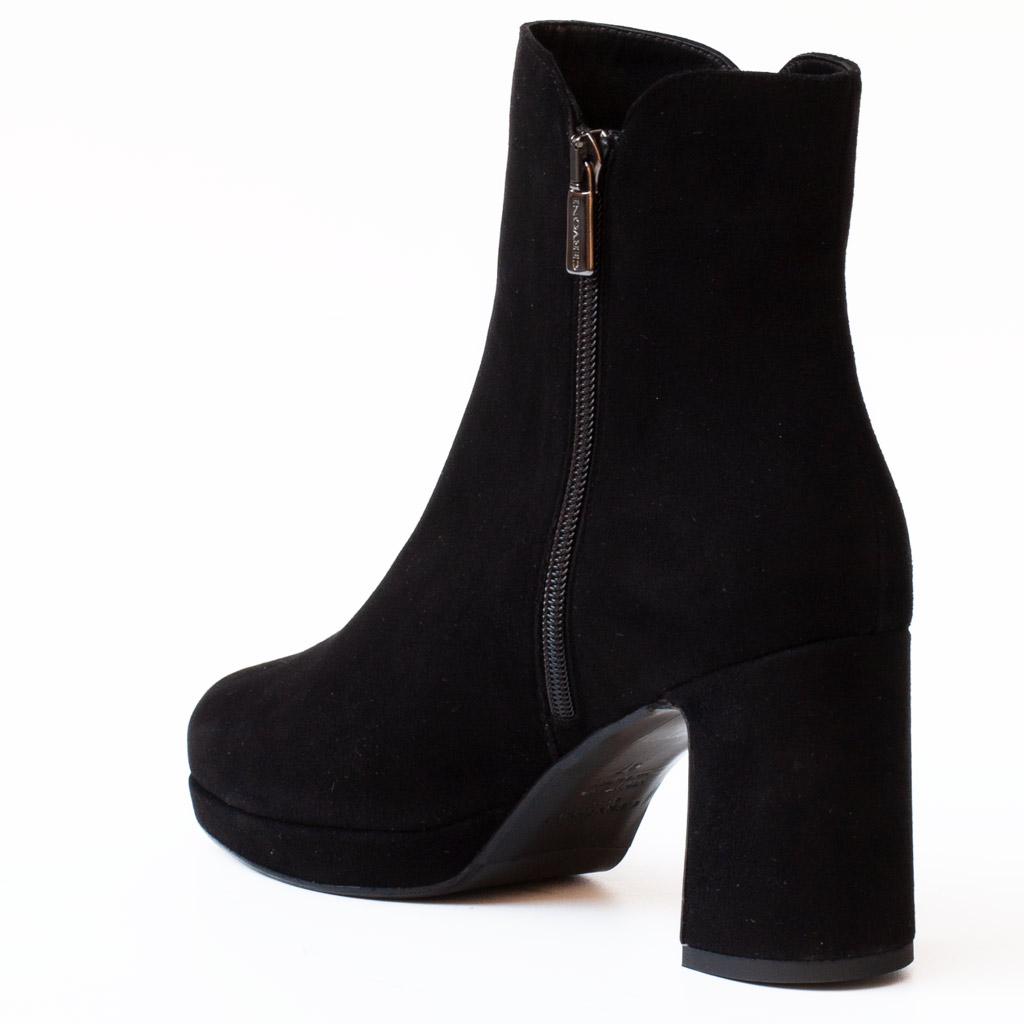 Stivaletto nero con plateau e tacco medio