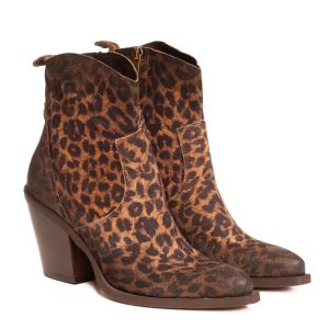 Stivaletti texani in camoscio con stampa leopardata marrone e nera, tacco a blocco largo scuro, suola marrone.