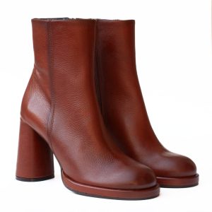 Stivaletto alto in pelle marrone cuoio, con platform di Zinda