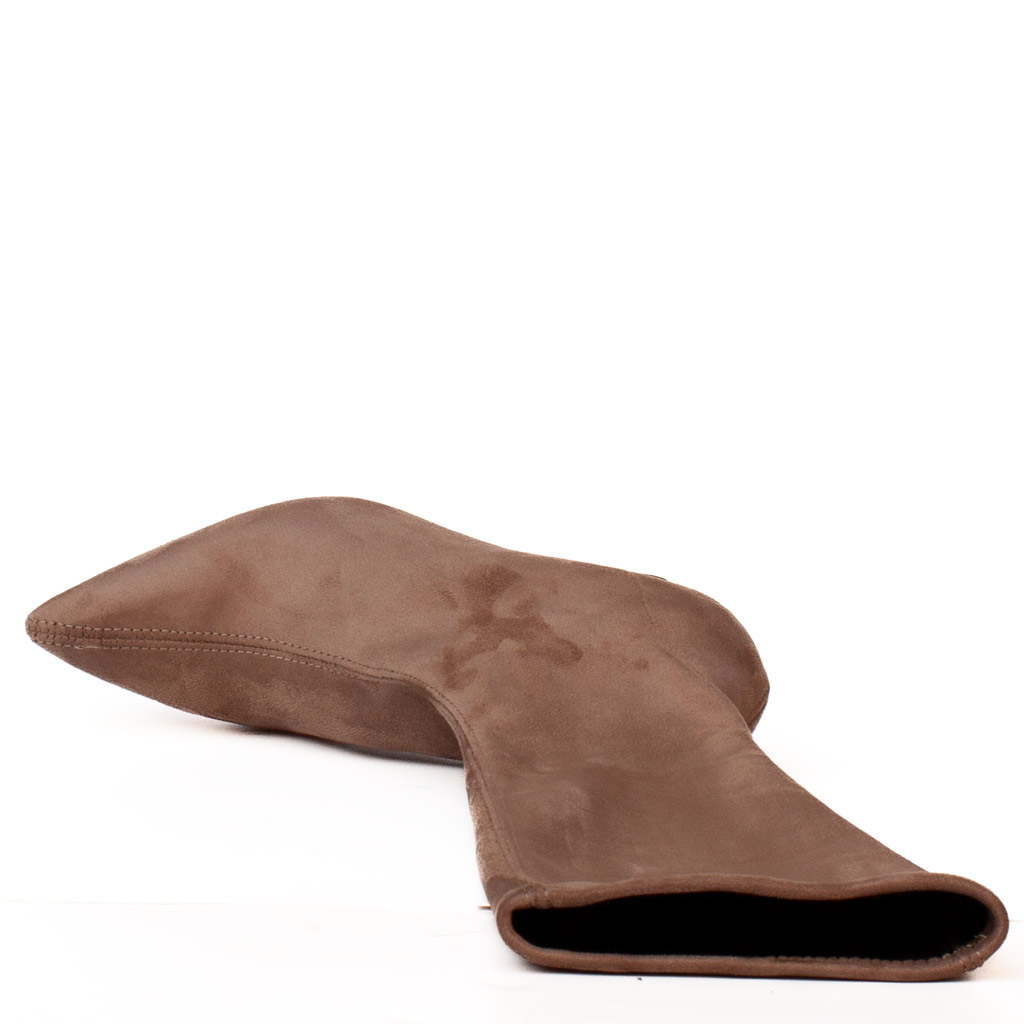 Stivali scamosciati tacco rocchetto color tortora: eleganza e comfort