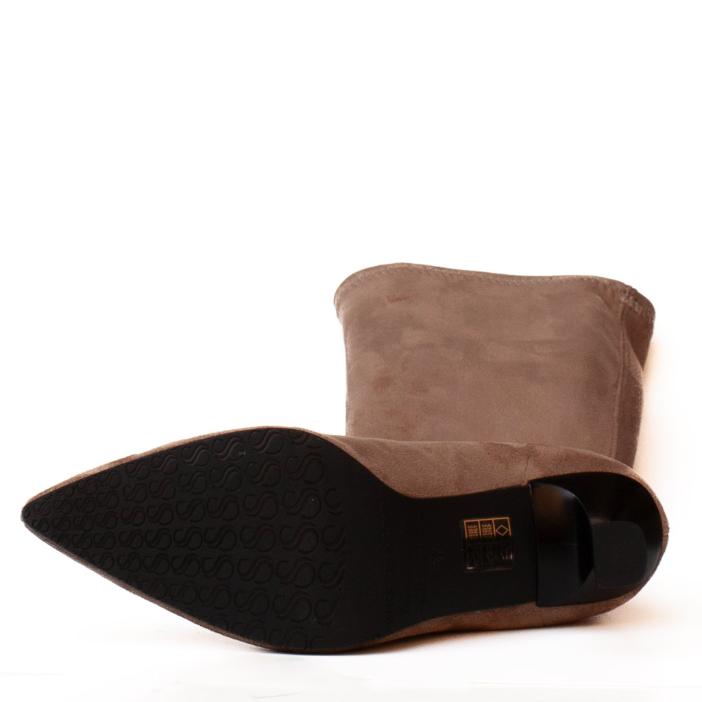 Stivali scamosciati tacco rocchetto color tortora: eleganza e comfort