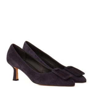 Dark blue suede pumps with a matching buckle, a tapered toe and a medium-height hourglass heel. Made in Italy women’s shoes.