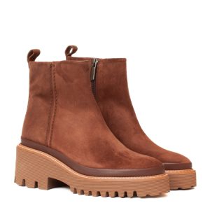 Stivaletto Carmen Pons Quintana in camoscio marrone con suola platform carrarmato e cerniera laterale.