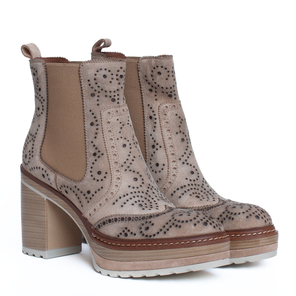 Stivaletto camoscio beige brogue Pons Quintana modello Olivia tacco comodo platform suola carrarmato dettaglio elastico e traforature