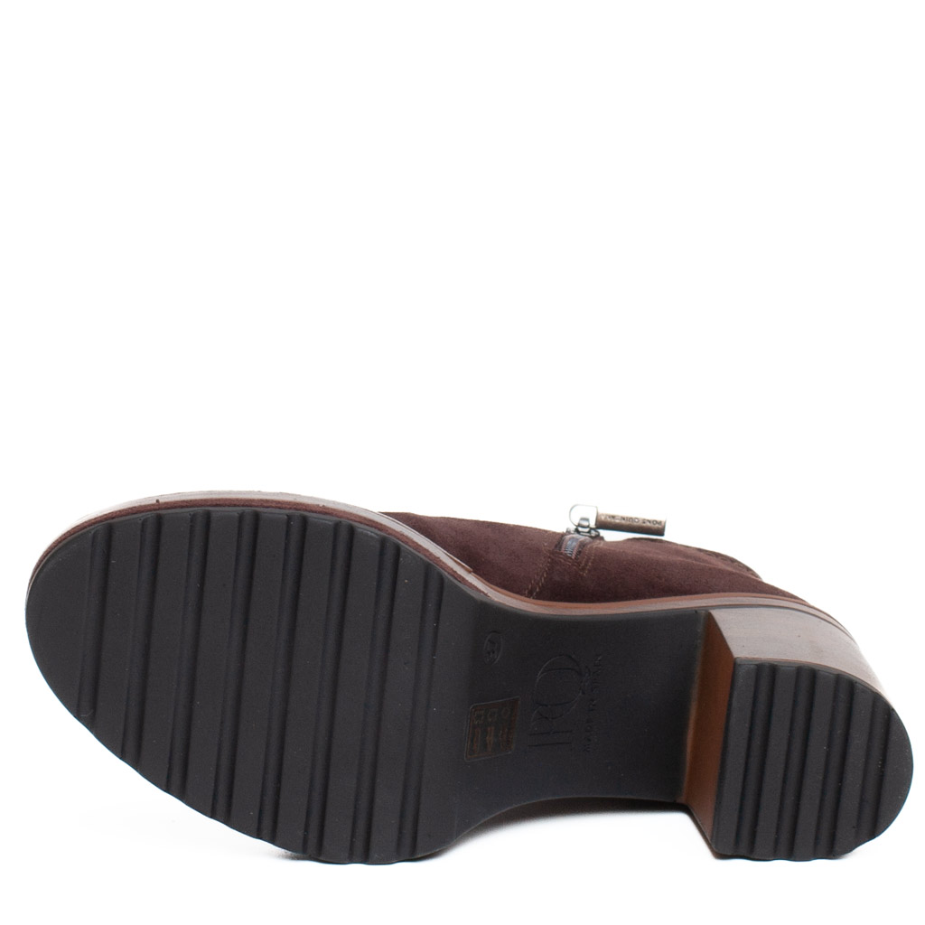 Stivaletto camoscio marrone Pons Quintana Olivia con tacco in legno e platform. Cerniera laterale e suola carrarmato in gomma.