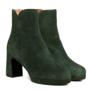 Stivaletto verde in camoscio Cervone con tacco grosso e plateau, chiusura a zip laterale, modello elegante e confortevole.