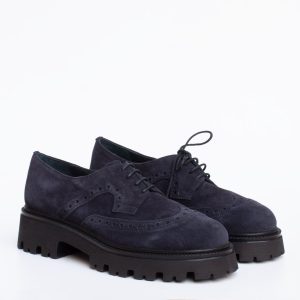 Scarpa derby brogue in camoscio blu con suola carrarmato spessa
