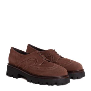 Scarpa derby brogue in camoscio marrone con suola carrarmato spessa