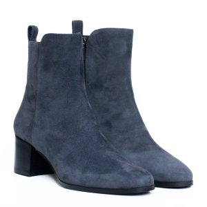 Stivaletto da donna elegante in camoscio (suede) di colore grigio fumo con tacco largo medio nero. Marca Cervone. Chiusura con zip laterale.