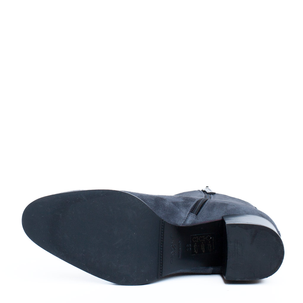Stivaletto da donna elegante in camoscio (suede) di colore grigio fumo con tacco largo medio nero. Marca Cervone. Chiusura con zip laterale.