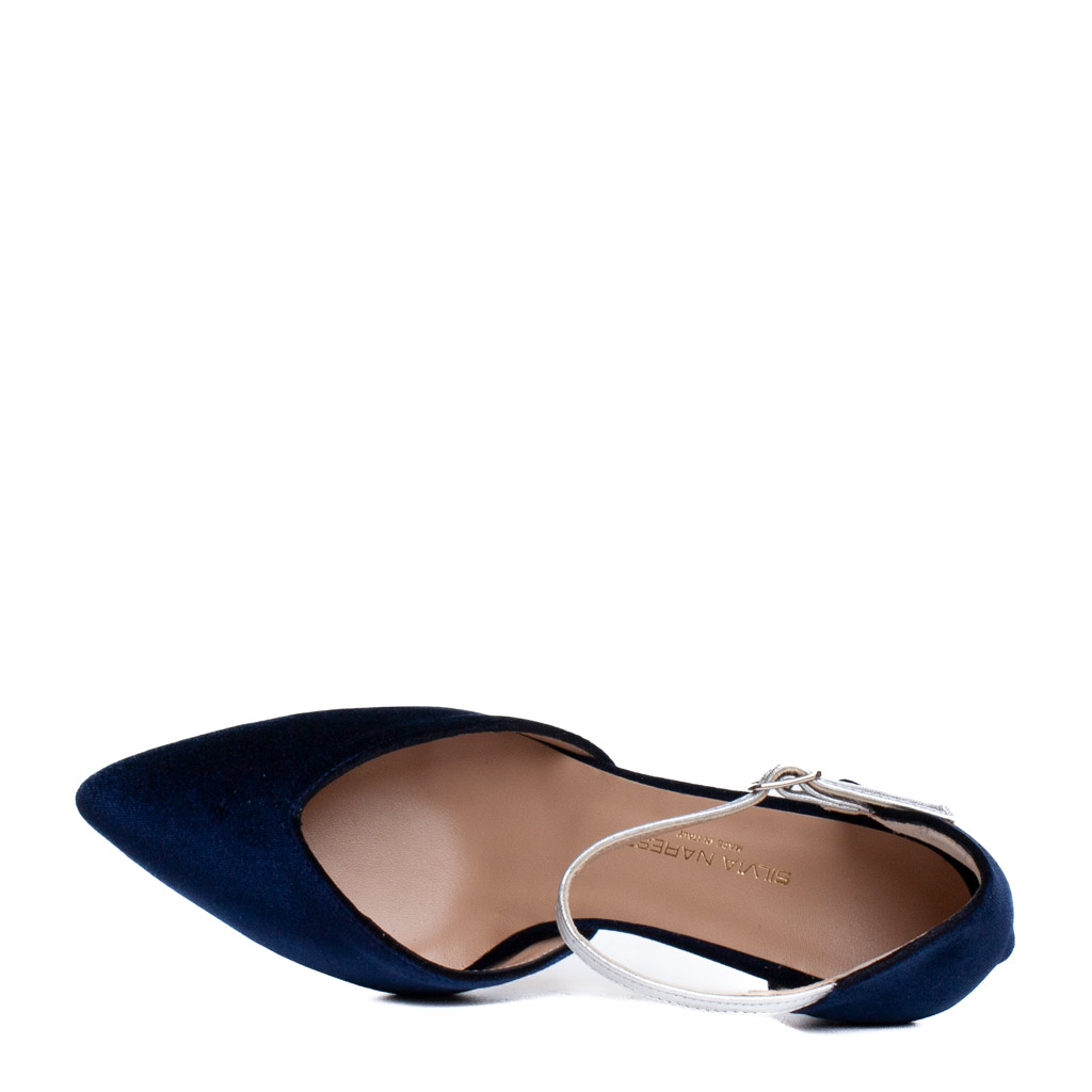scarpa velluto blu elegante con cinturino argento