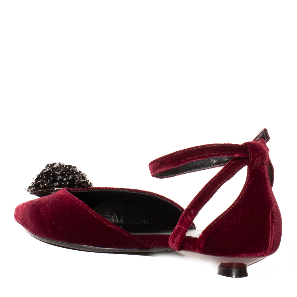 scarpa bassa elegante in velluto bordeaux con applicazione gioiello