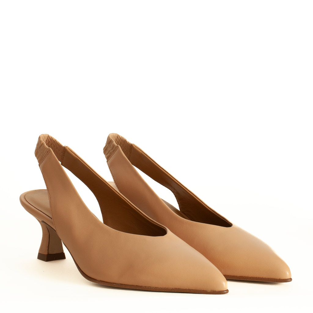 Scarpa modello chanel beige tacco medio Pedro Miralles in pelle liscia accollata