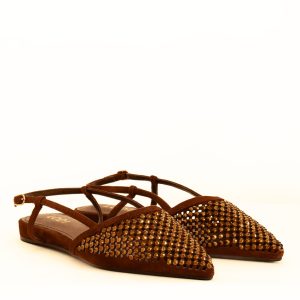 Dettaglio frontale di una scarpa camoscio marrone strass con decorazione brillante.