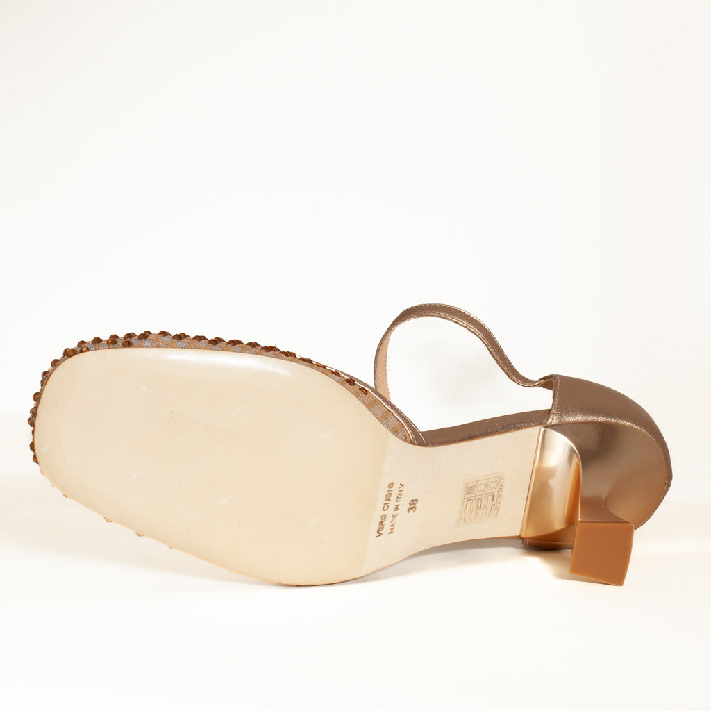 Scarpa décolleté raso cipria elegante con decorazione in strass e cinturino alla caviglia.