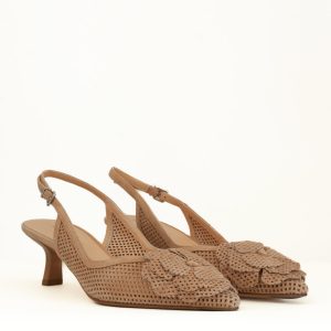 Scarpa modello slingback camoscio beige con decorazione a fiore sulla punta e tacco medio.