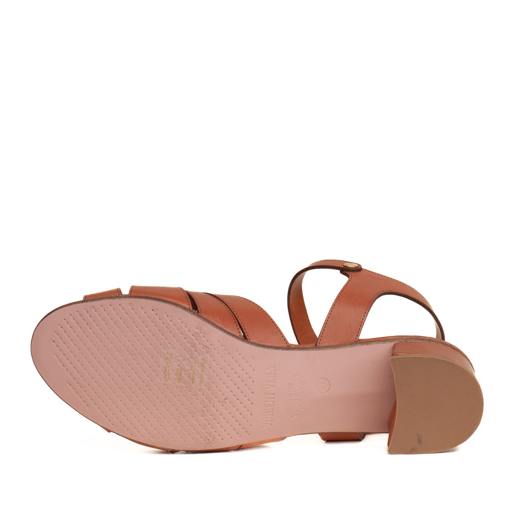 Flat sandals with a wide heel, made of leather