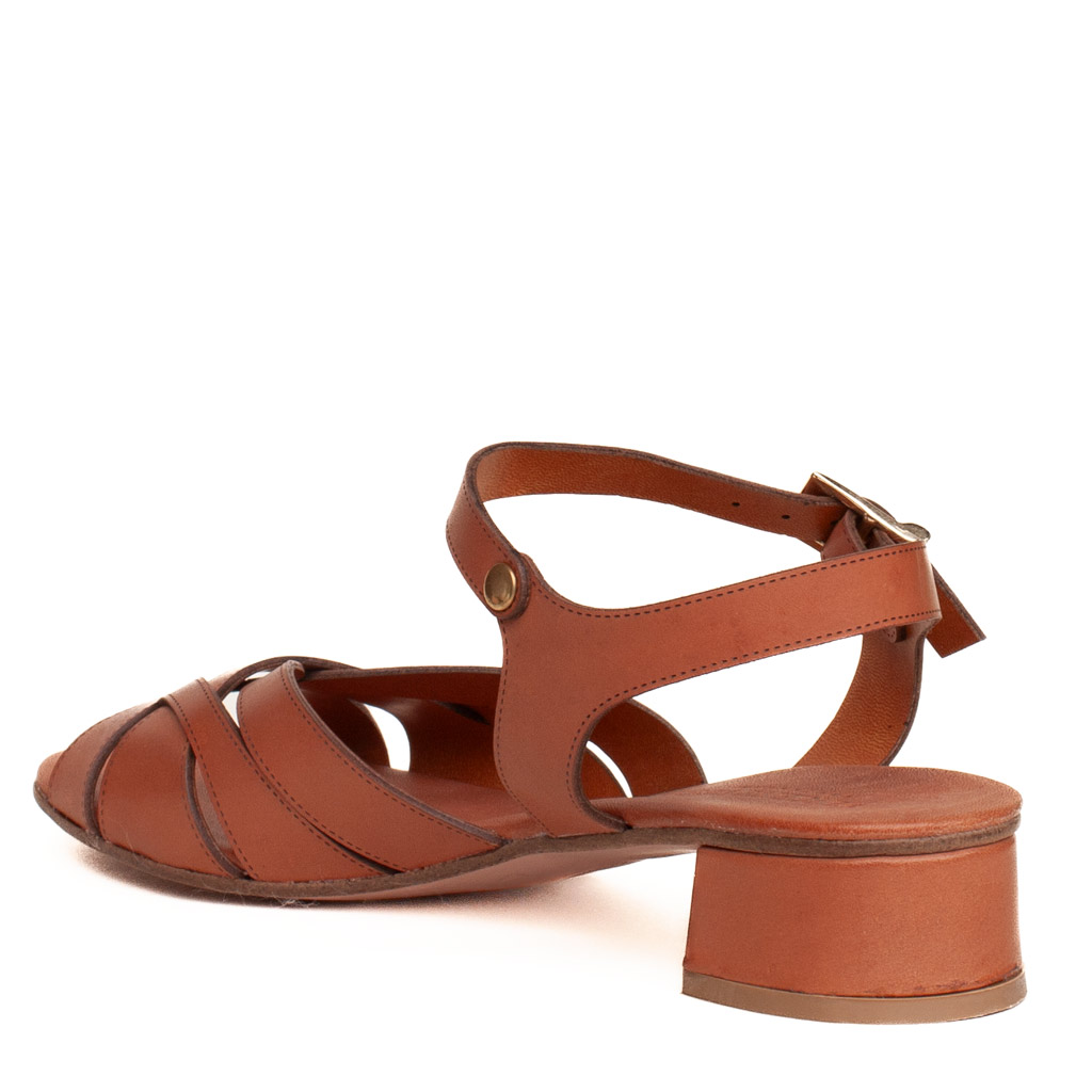 Flat sandals with a wide heel, made of leather