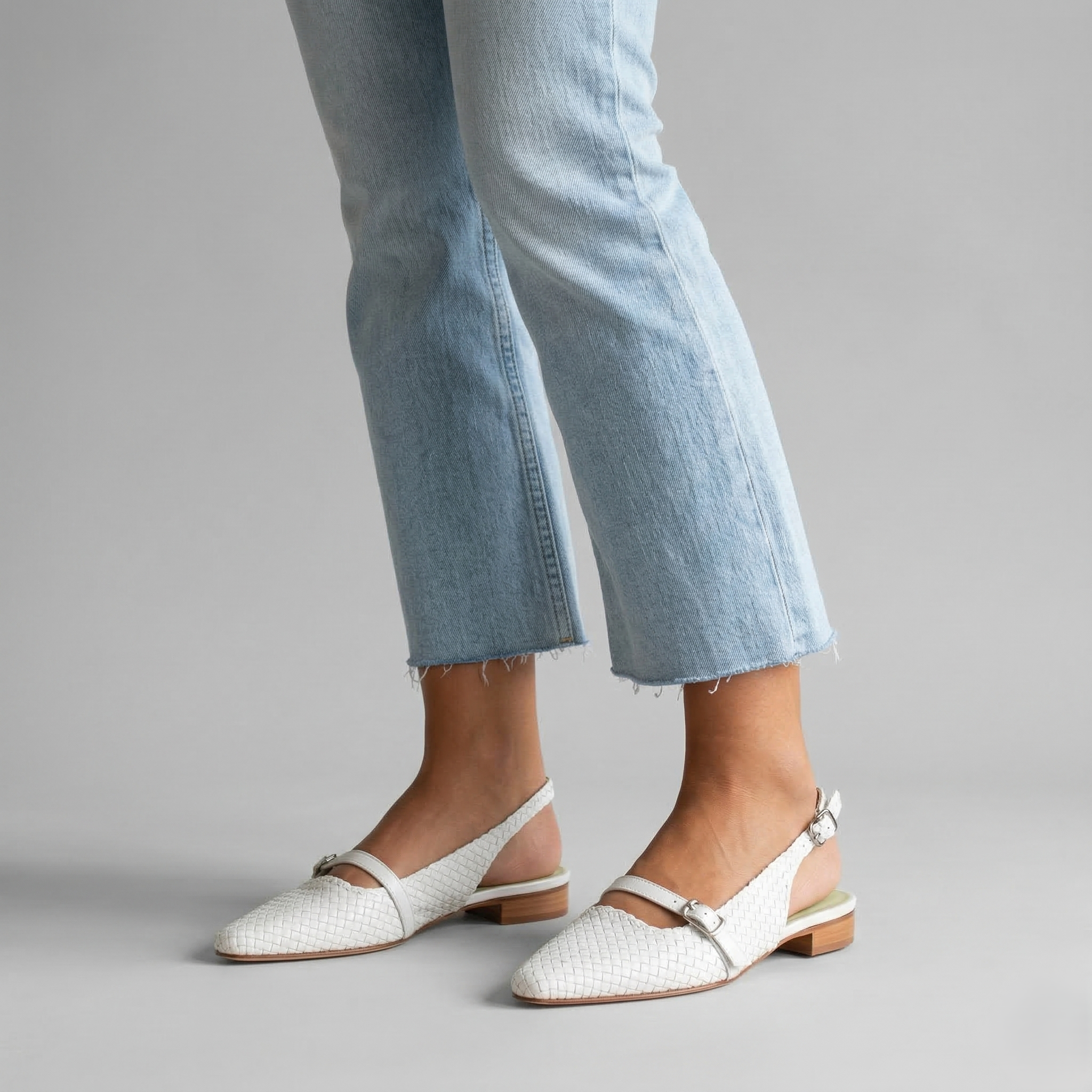 Scarpe slingback intrecciate bianche in vera pelle Made in Italy con tacco basso.