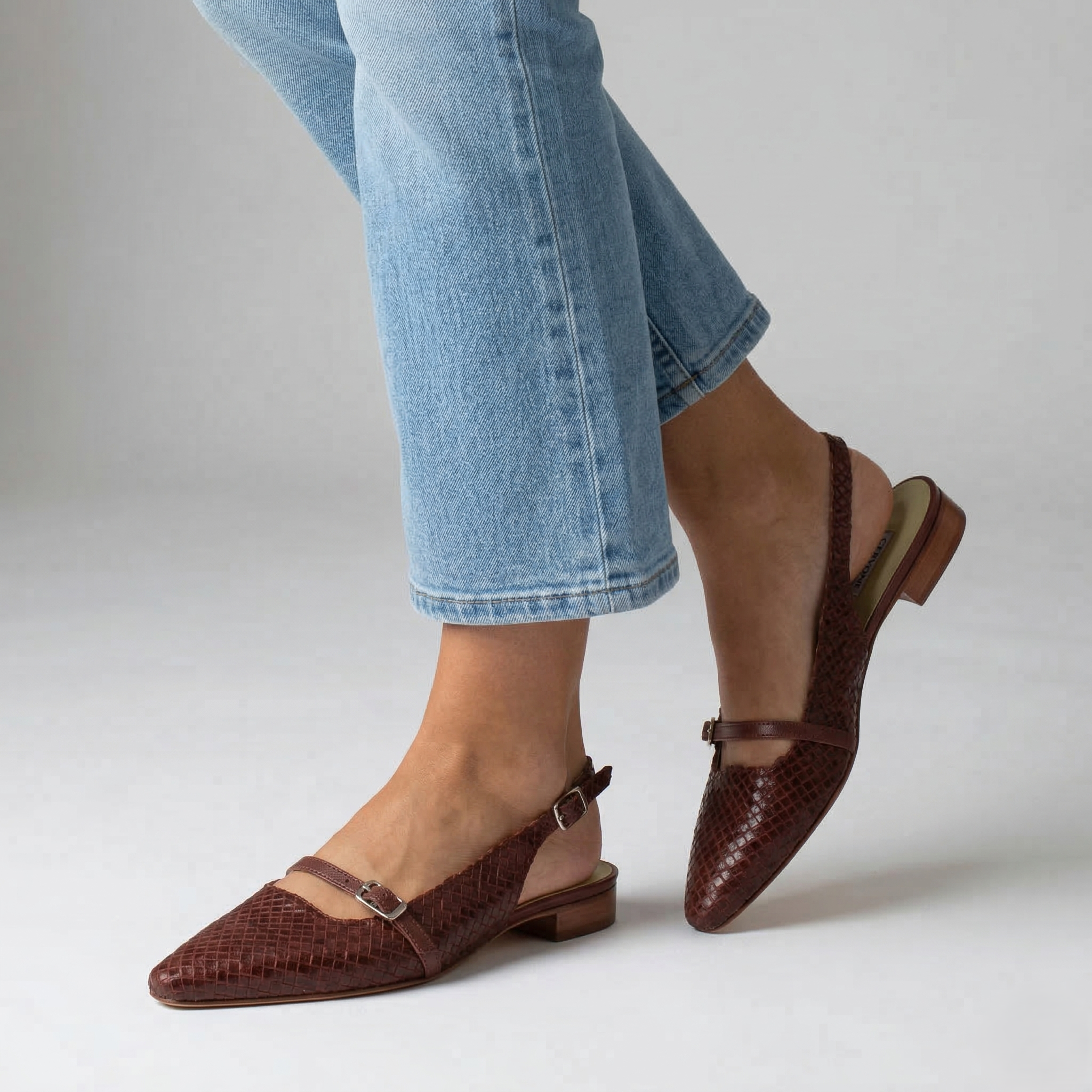 Scarpa bassa intrecciata marrone modello slingback con cinturino Cervone Roma.