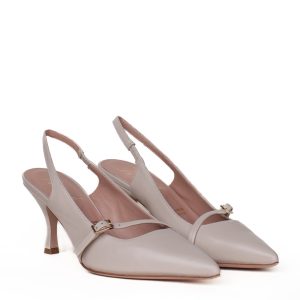 Elegant Chanel-style pumps in cream, with a medium heel and a gold buckle.