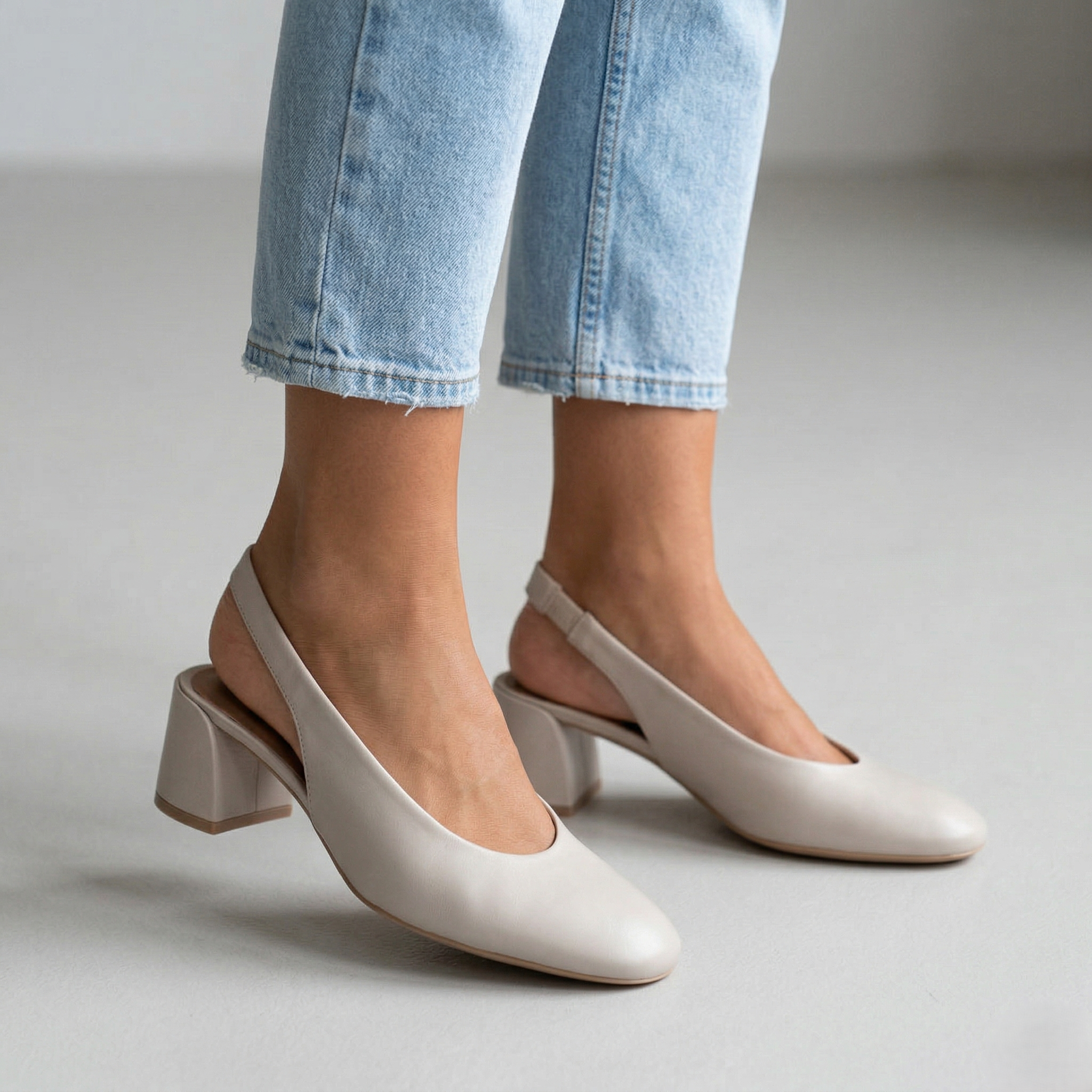 Scarpa modello Chanel punta tonda avorio Leira di Unisa con tacco a blocco.