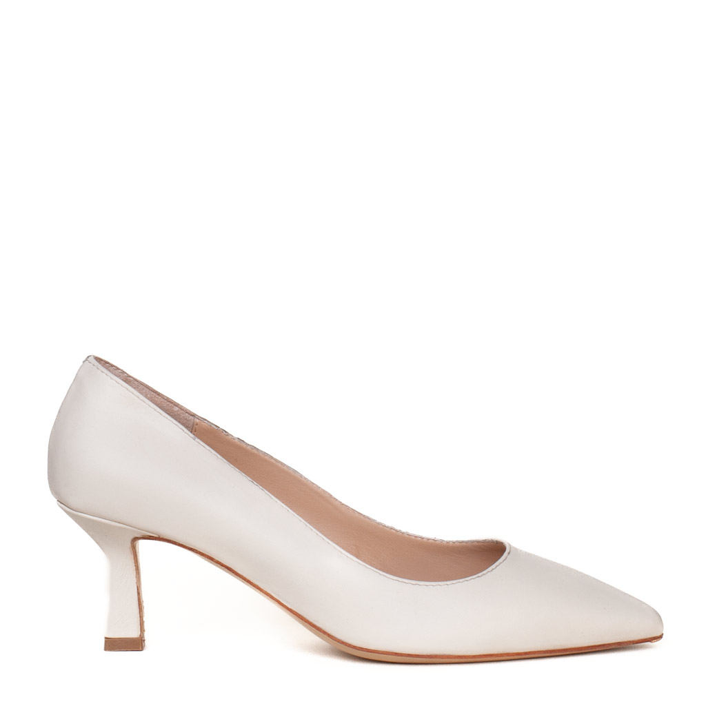 Ivory-Coloured Pointed-Toe Leather Pumps with a Medium Heel