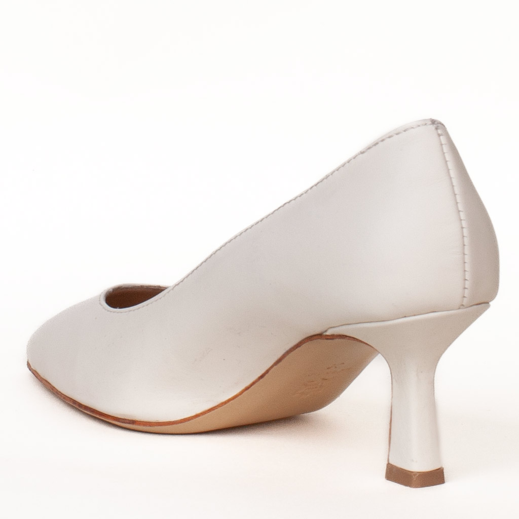 Ivory-Coloured Pointed-Toe Leather Pumps with a Medium Heel