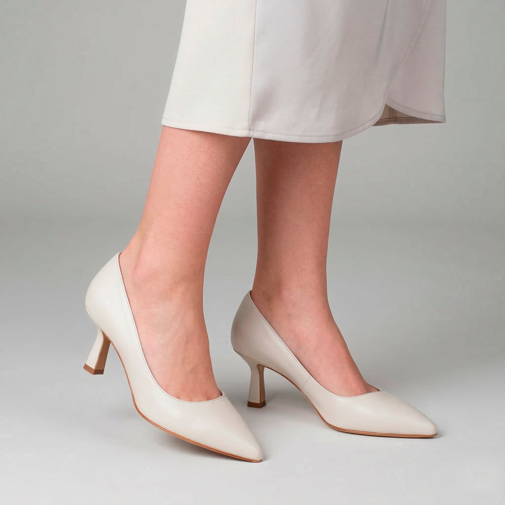 Ivory-Coloured Pointed-Toe Leather Pumps with a Medium Heel