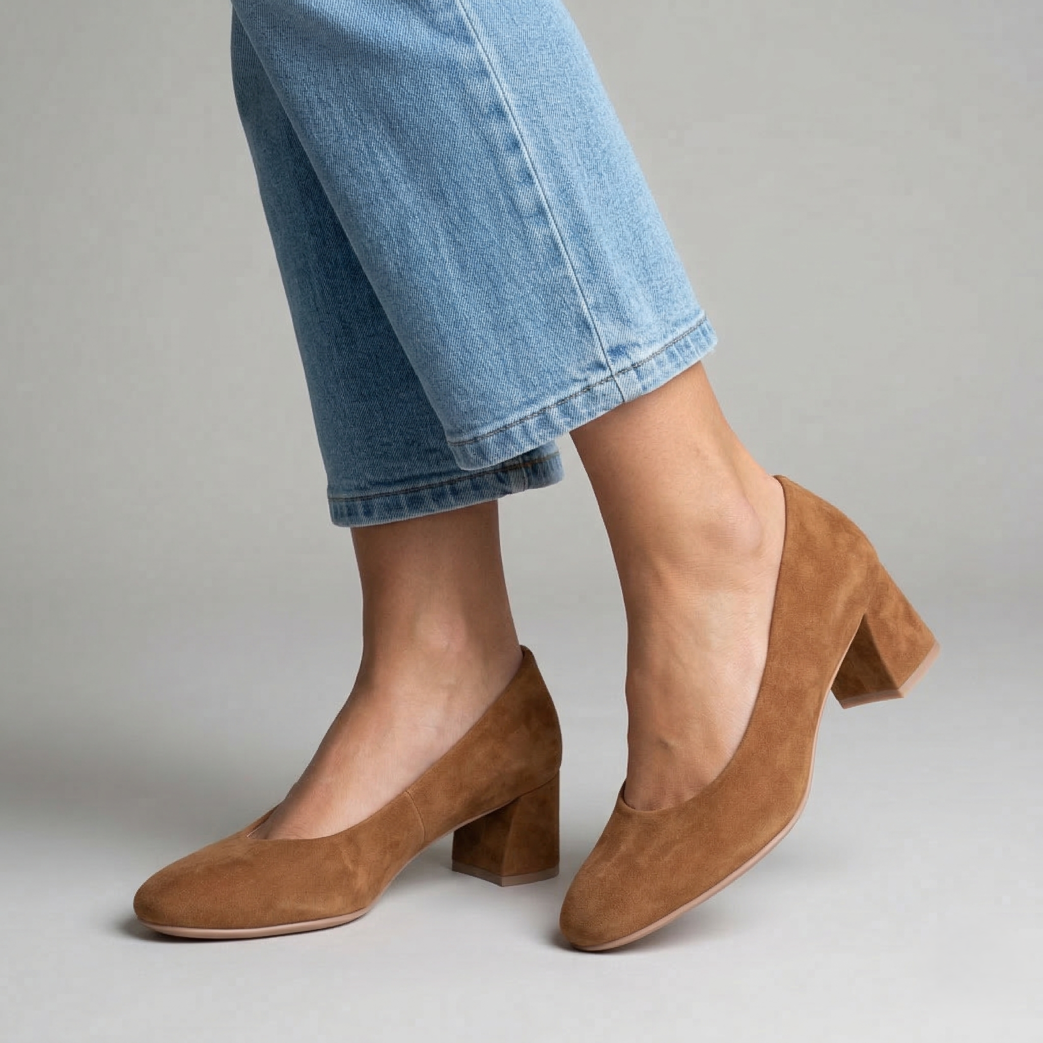 Scarpe décolleté camoscio beige Unisa modello Loreal con tacco medio.