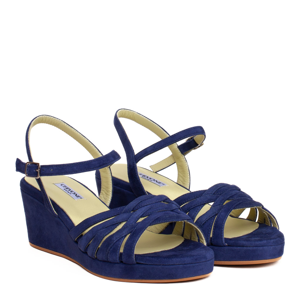 sandalo zeppa camoscio blu Cervone con listini incrociati.