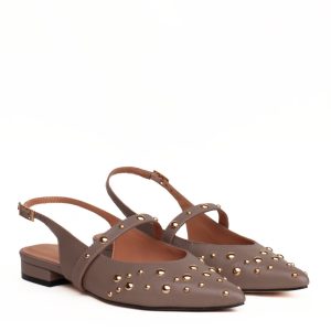 Scarpa Chanel bassa borchie in pelle color taupe con cinturino e decorazioni dorate.