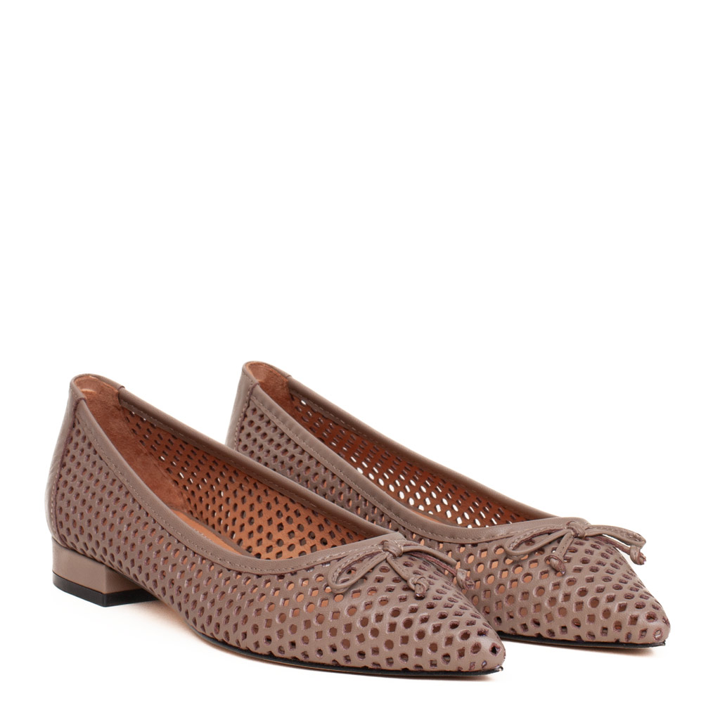 Scarpa bassa da donna modello ballerine a punta traforate in pelle tortora con fiocchetto decorativo.