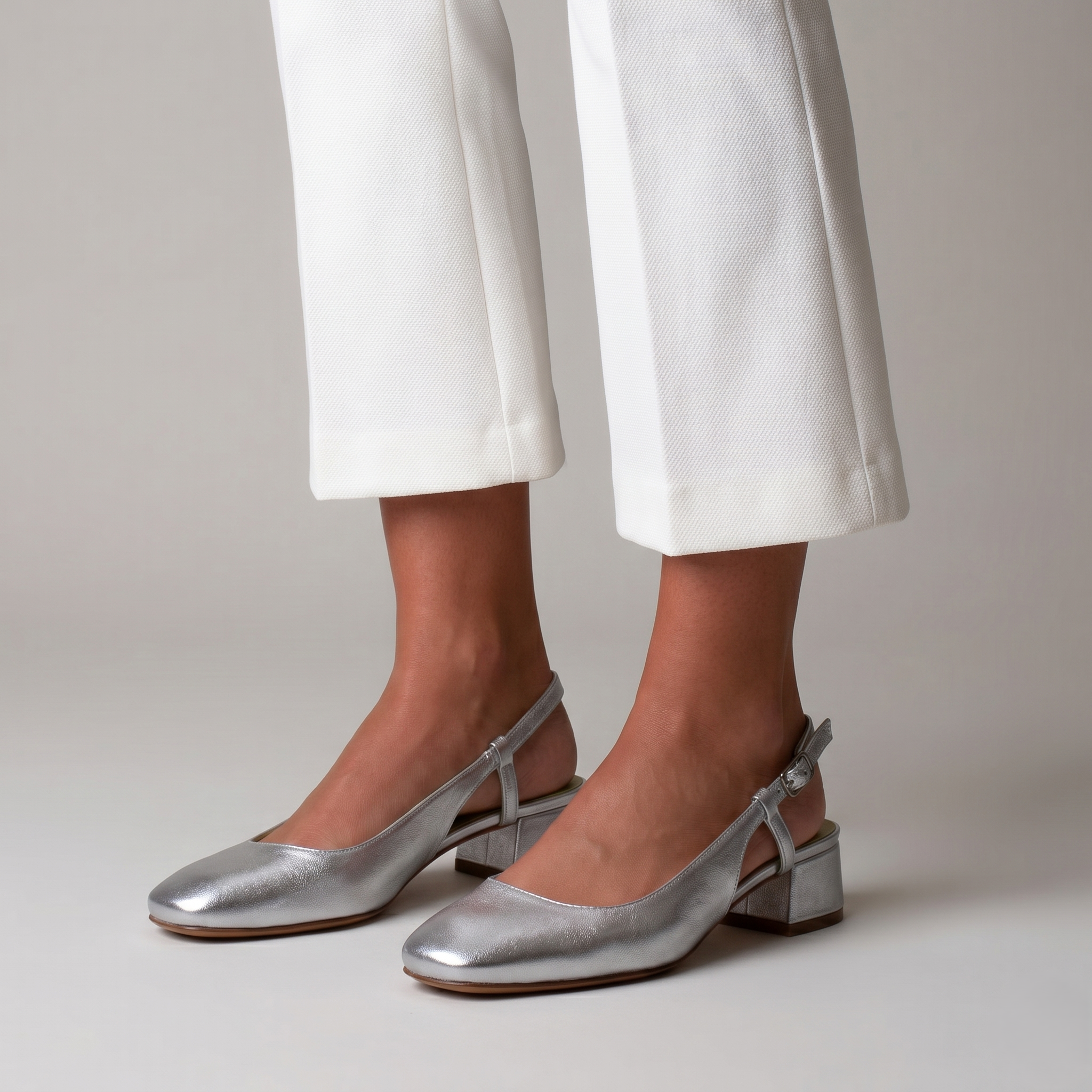 Scarpa modello slingback argento tacco largo in pelle laminata Cervone