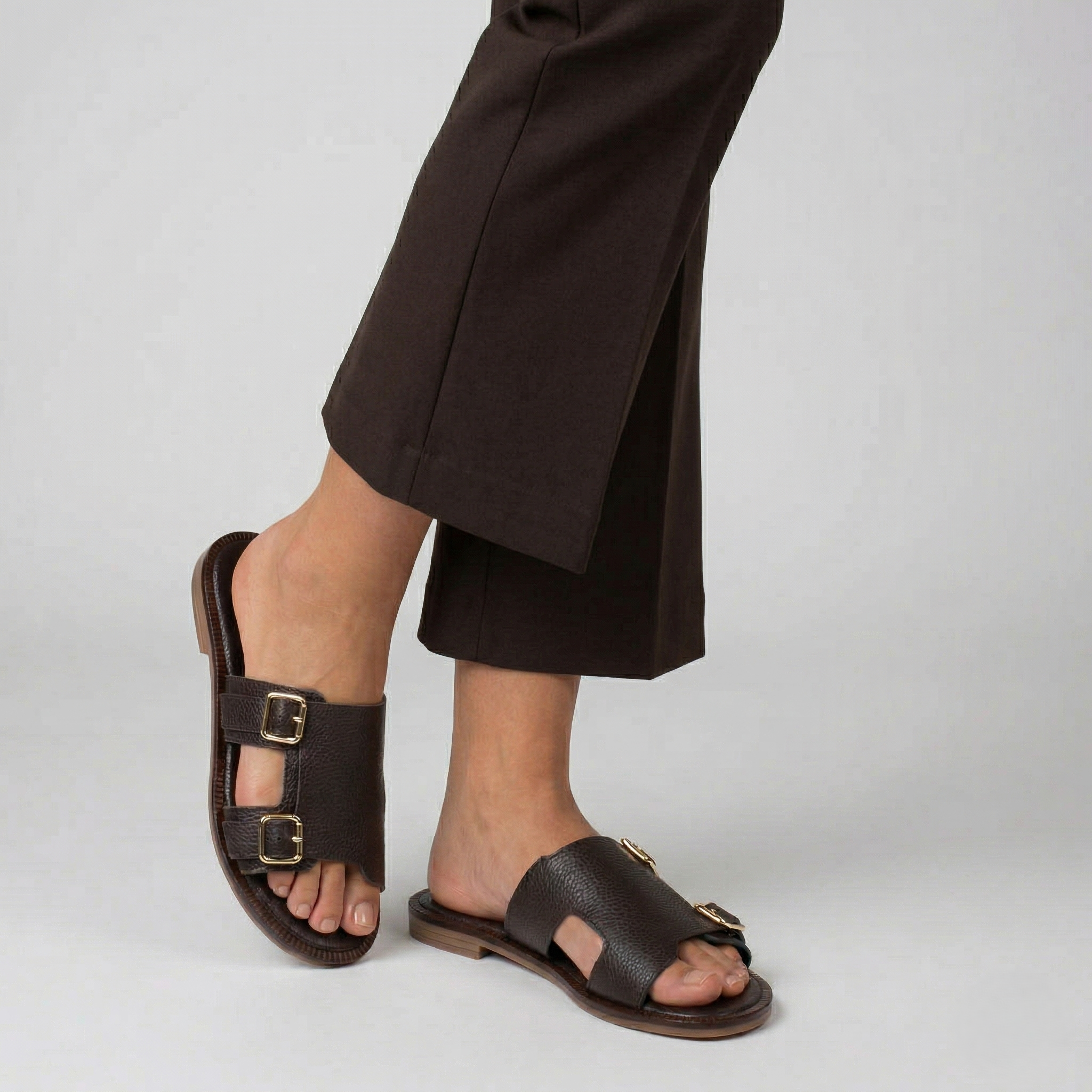 ciabattina bassa in nappa marrone con fibbie dorate.