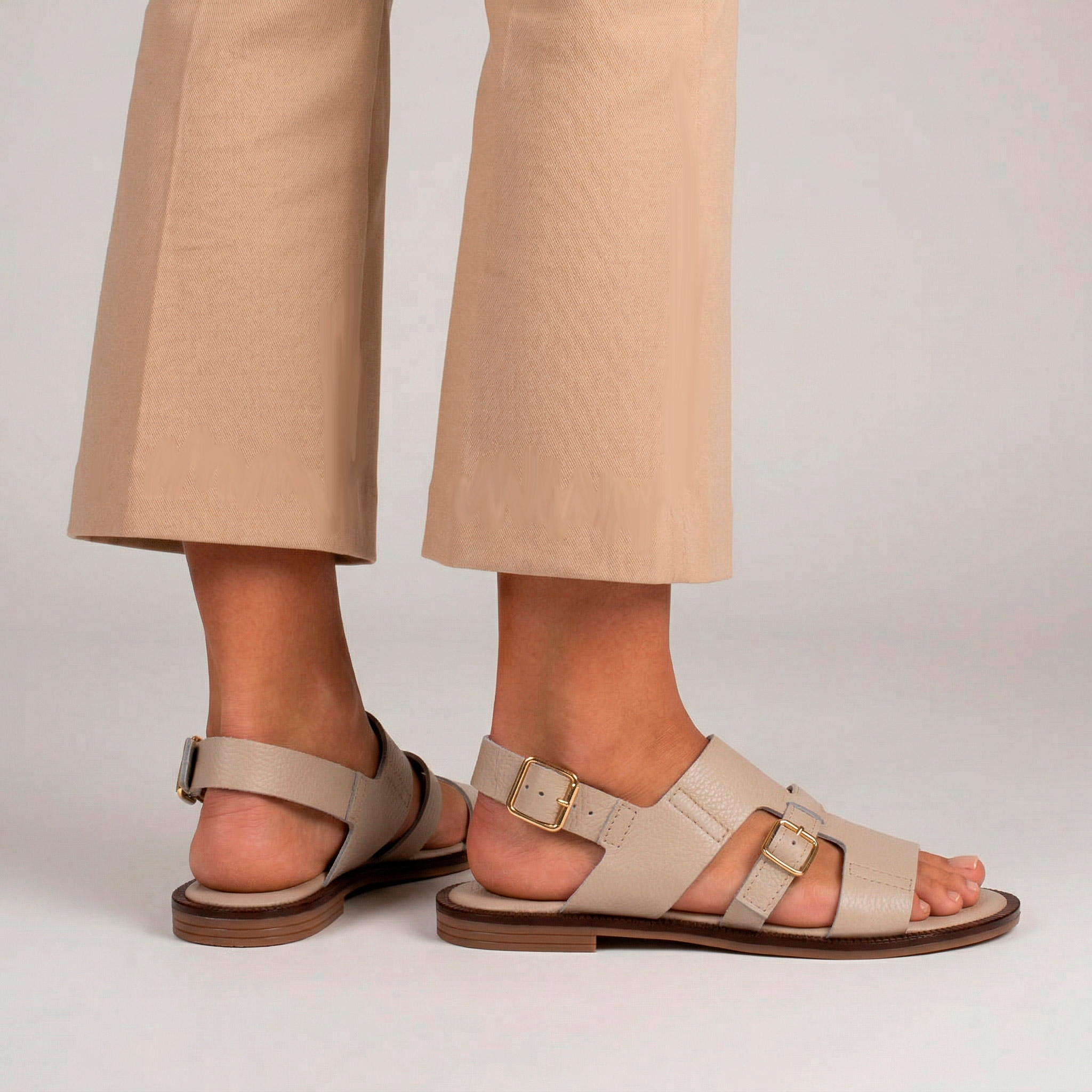 Sandalo basso in nappa beige con fibbie dorate