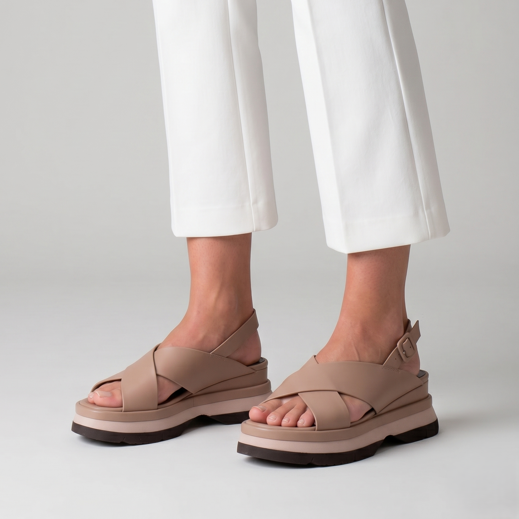 Sandalo platform beige Jeannot con suola extralight e FASCE incrociati in pelle.
